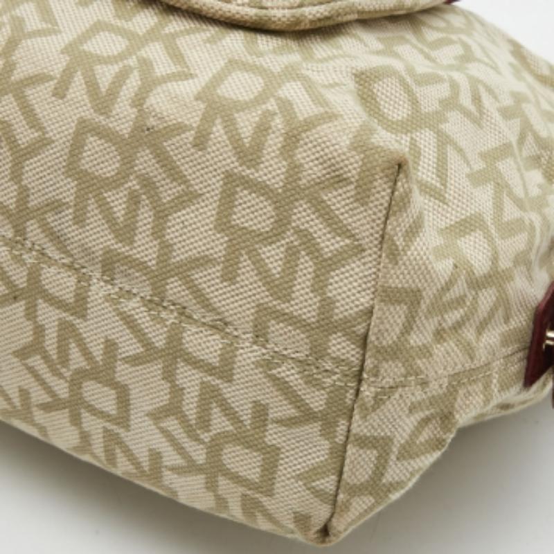 DKNY Rot/Beige Monogram Canvas und Leder Turnlock Pocket Satchel im Zustand „Gut“ im Angebot in Dubai, Al Qouz 2