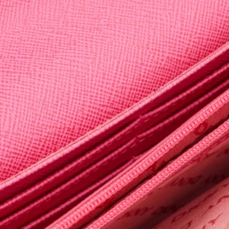 Mit dieser DKNY Geldbörse verleihen Sie Ihrem Alltag mehr Eleganz. Sorgfältig aus hochwertigen Materialien gefertigt, verbindet es nahtlos Stil, Funktionalität und Raffinesse, was es zu einer großartigen Wahl macht