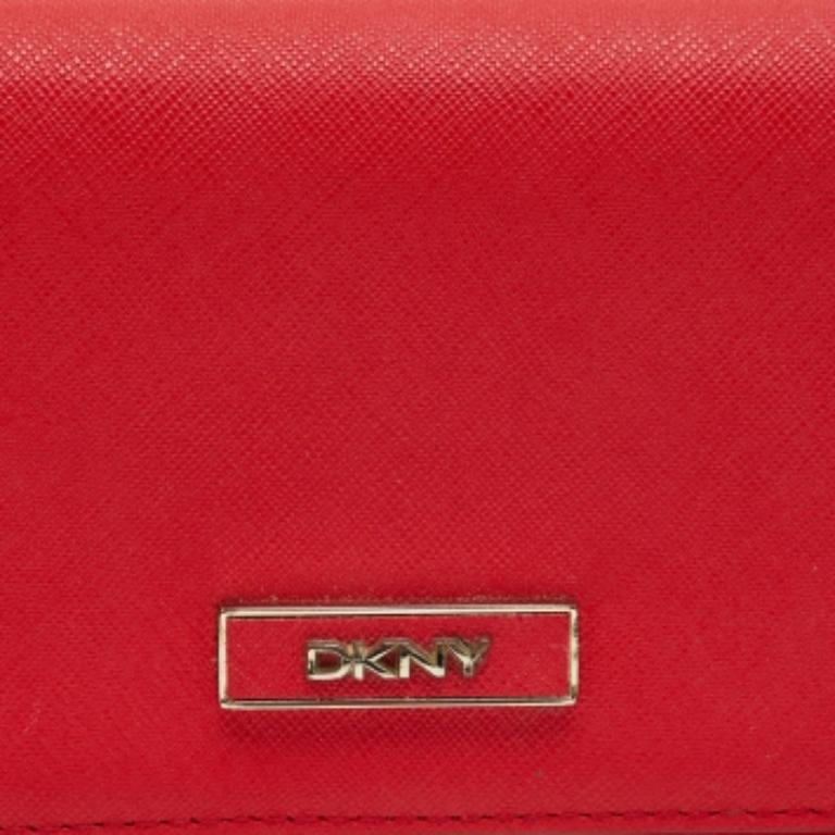DKNY Red Leather Flap Continental Geldbörse im Zustand „Gut“ im Angebot in Dubai, Al Qouz 2