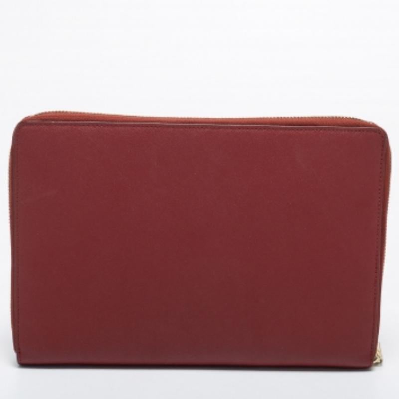 Functional and fashionable, this clutch is a classy styling choice. It is crafted from quality materials, and its lined interior will keep your evening essentials in neat way.