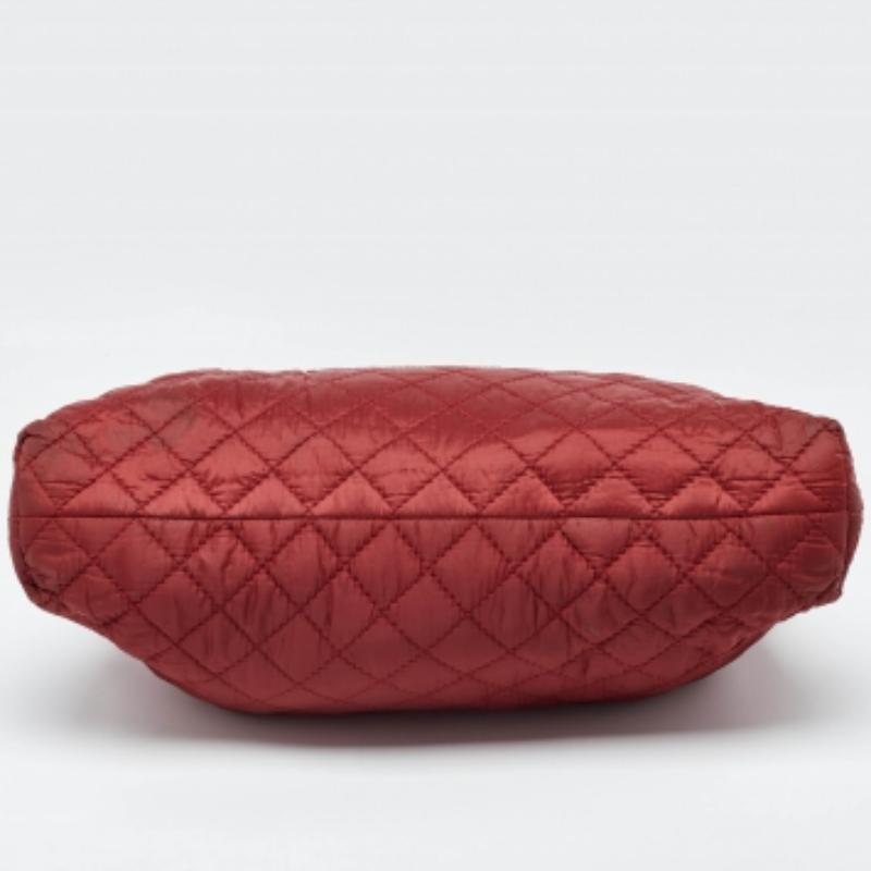 DKNY Rote gesteppte Nylon- und Leder-Logo-Ketten-Tasche im Zustand „Relativ gut“ im Angebot in Dubai, Al Qouz 2