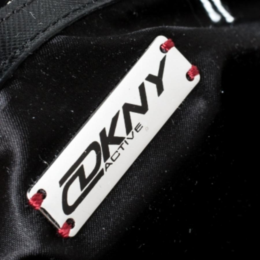 Marron Sacoche à dôme en PVC et cuir DKNY Signature rouge/blanc en vente