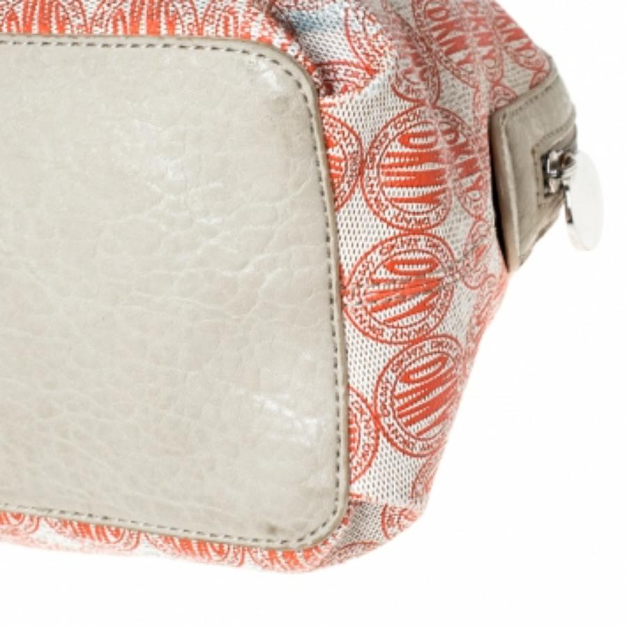 Sacoche à dôme en PVC et cuir DKNY Signature rouge/blanc Pour femmes en vente