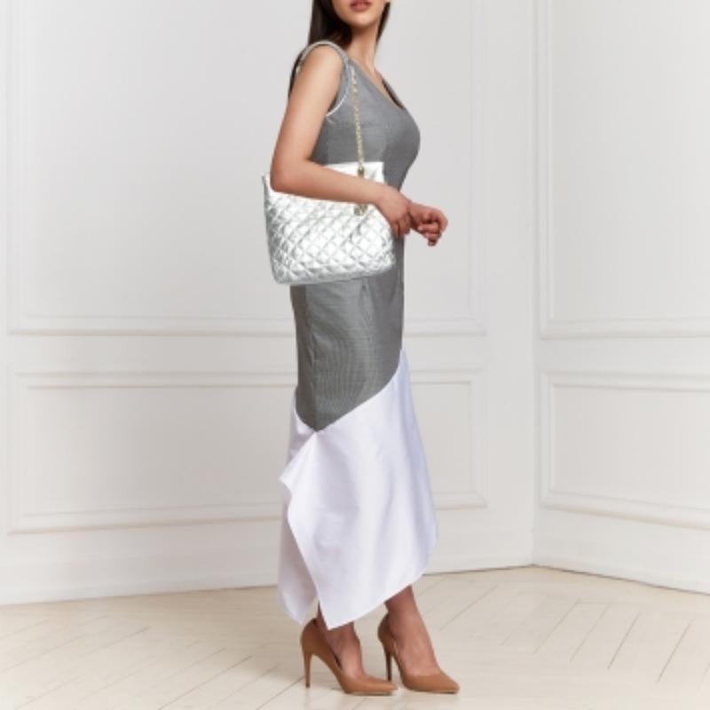 Bolso de hombro DKNY de piel acolchada plateada 5