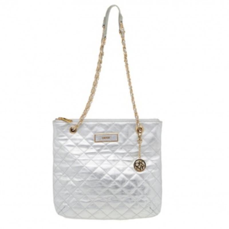 Bolso de hombro DKNY de piel acolchada plateada Plata