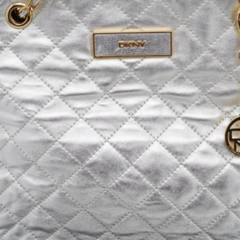 Bolso de hombro DKNY de piel acolchada plateada en Bueno Estado en Dubai, Al Qouz 2