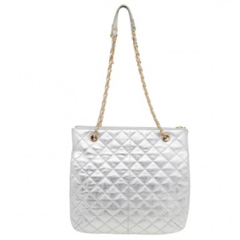 Bolso de hombro DKNY de piel acolchada plateada 1
