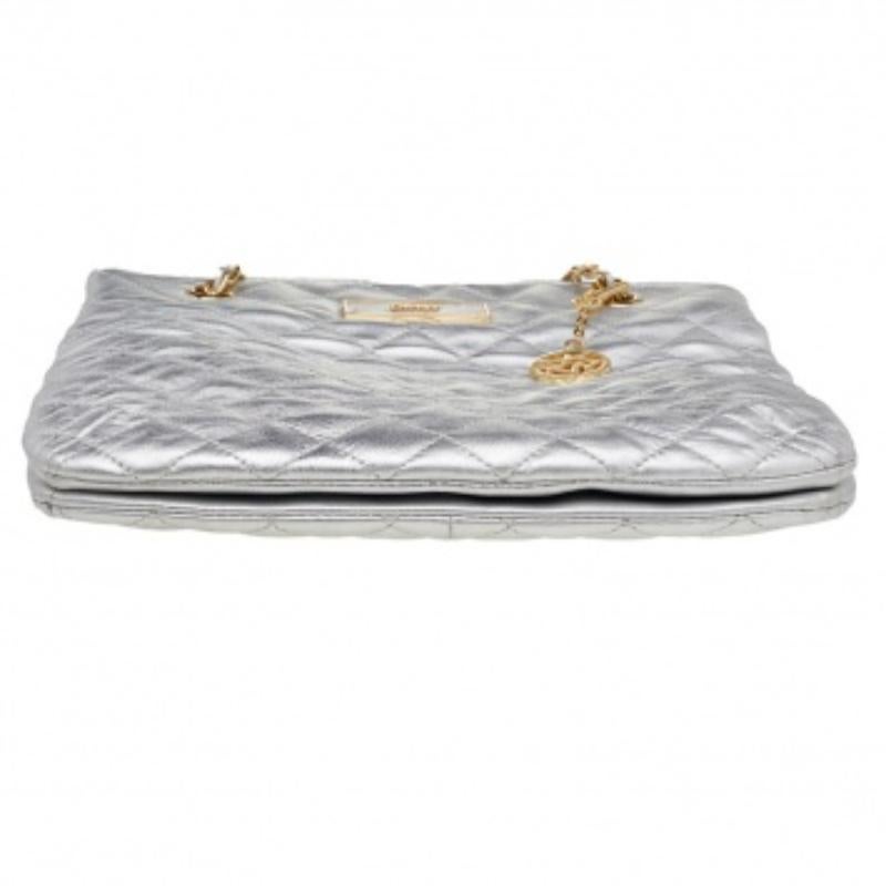 Bolso de hombro DKNY de piel acolchada plateada 2