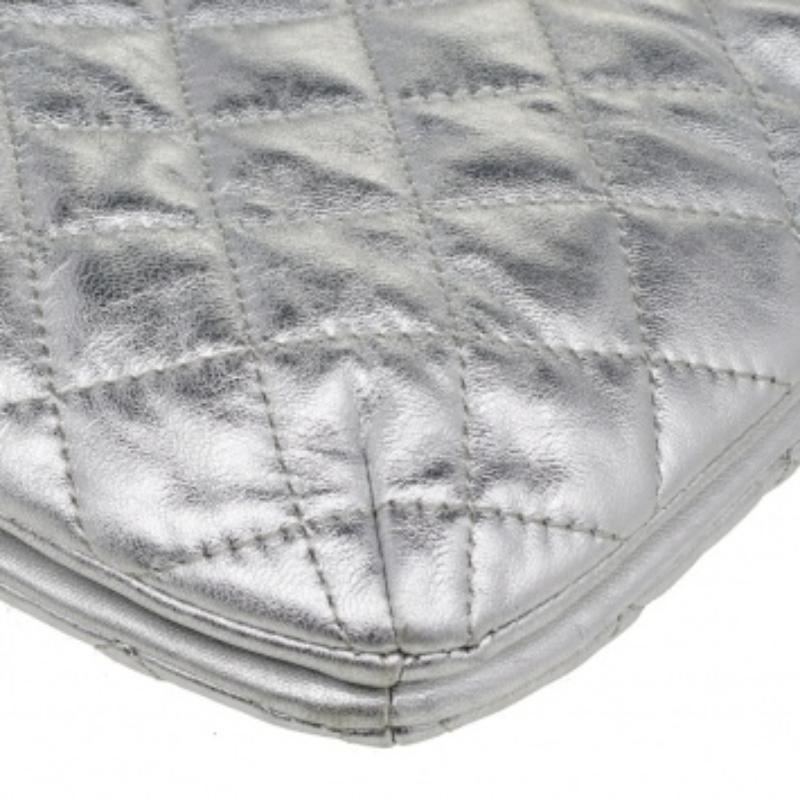 Bolso de hombro DKNY de piel acolchada plateada 3