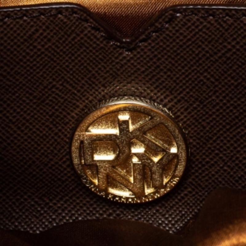 Ce sac DKNY vous permettra de transporter facilement tous vos articles de tous les jours. Fabriqué en cuir, ce sac est doté d'une fermeture à poussoir sur le devant. Le sac est complété par une poignée d'épaule et un intérieur en tissu.