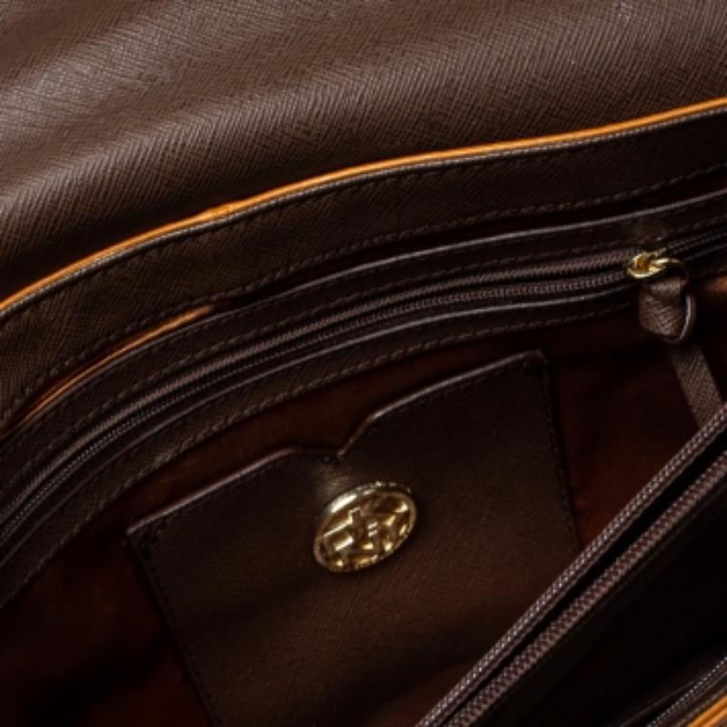 Marron DKNY Sac à bandoulière Push Lock en cuir brun clair en vente