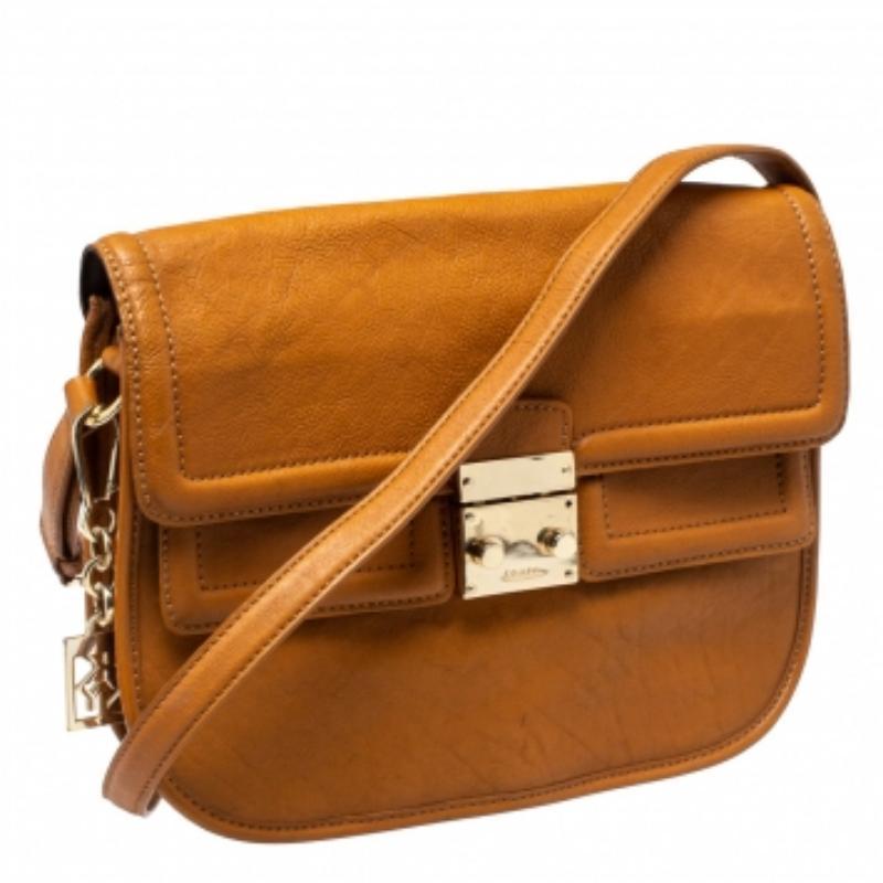 DKNY Sac à bandoulière Push Lock en cuir brun clair Pour femmes en vente