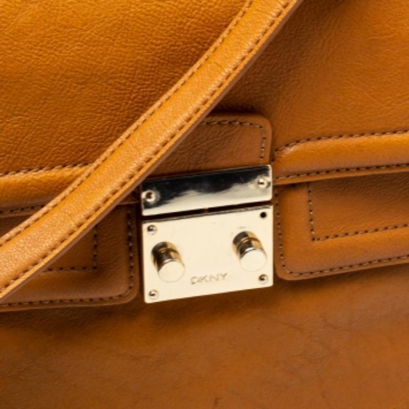 DKNY Sac à bandoulière Push Lock en cuir brun clair en vente 1
