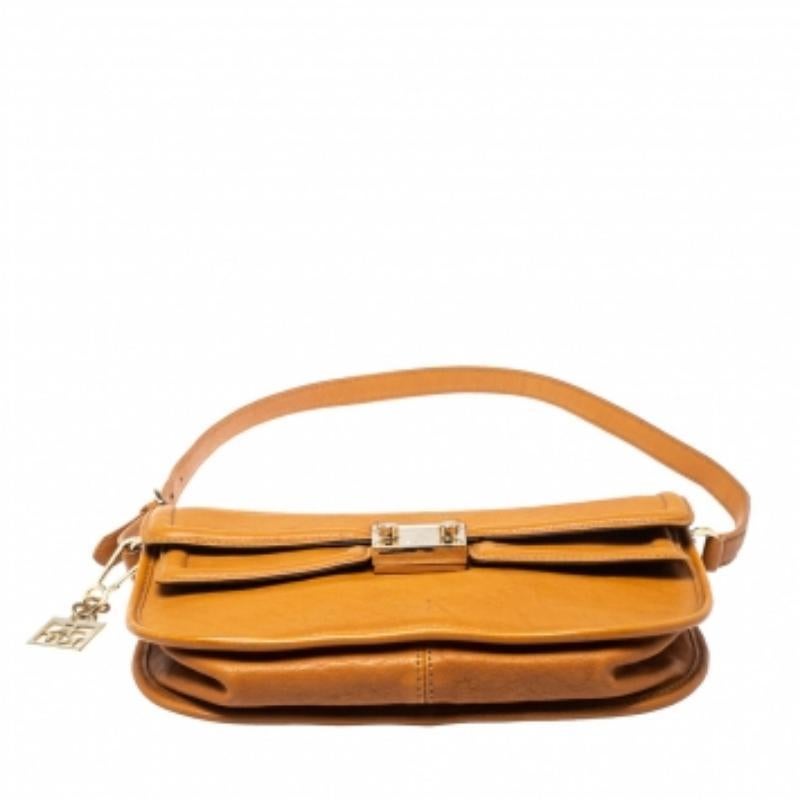 DKNY Sac à bandoulière Push Lock en cuir brun clair en vente 2