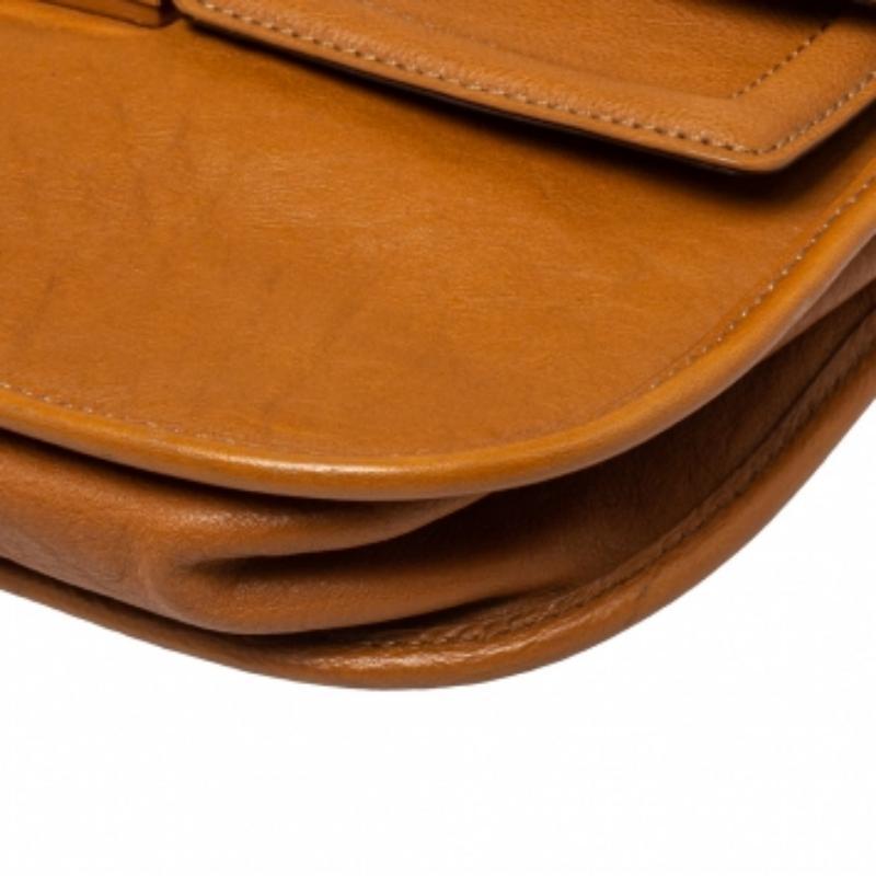 DKNY Sac à bandoulière Push Lock en cuir brun clair en vente 3
