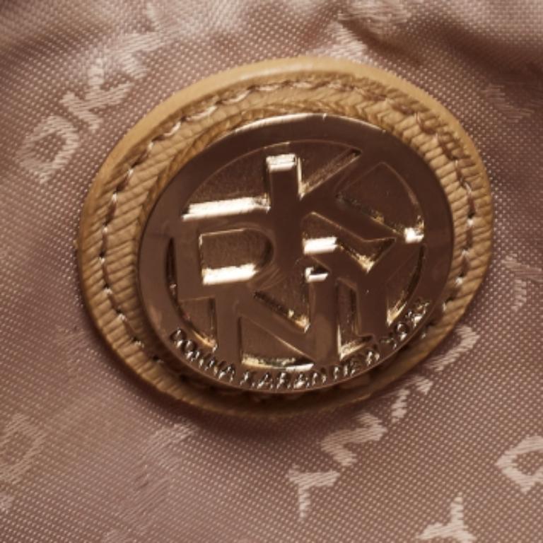 DKNY Tan Saffiano Bryant Park Umhängetasche aus Leder im Zustand „Relativ gut“ im Angebot in Dubai, Al Qouz 2