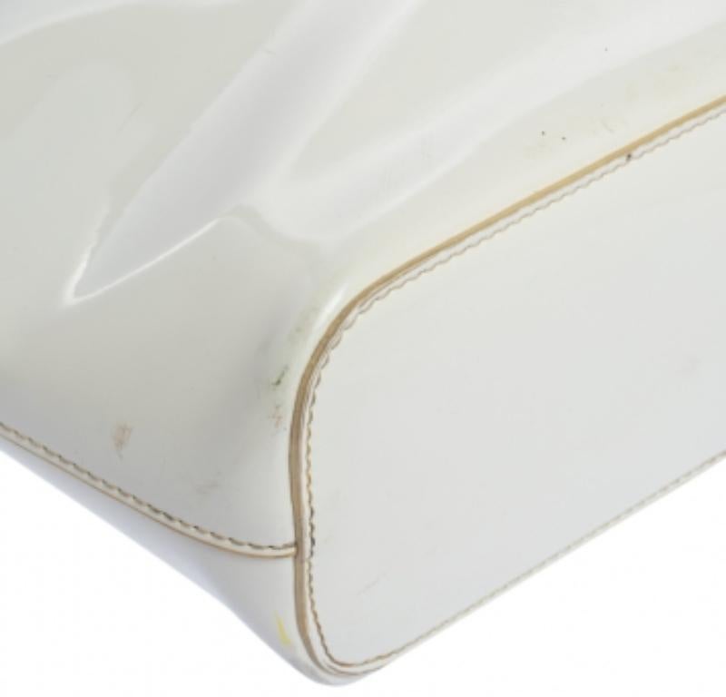 Dkny White Patent Leather Chain Tote In Fair Condition For Sale In Dubai, Al Qouz 2