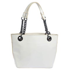 Dkny Weiße Tragetasche aus Lackleder mit Kette