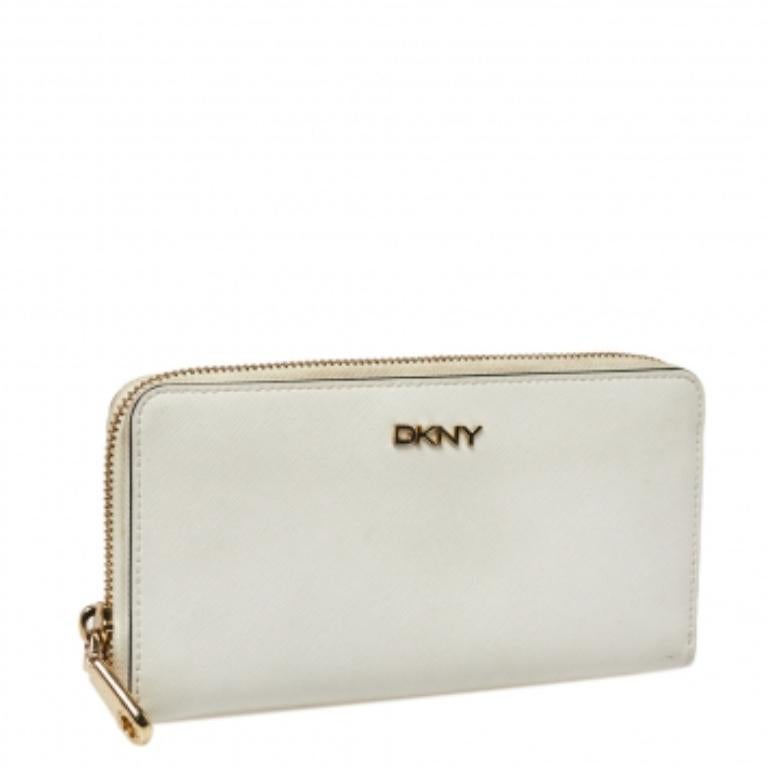 Zeitlos elegant und stilvoll fangen die Kollektionen von DKNY die mühelose, lässige Finesse der modernen Frau ein. Dieses schicke Portemonnaie aus weißem Saffiano-Leder verfügt über ein unterteiltes Innenfach und ist mit einem Reißverschluss
