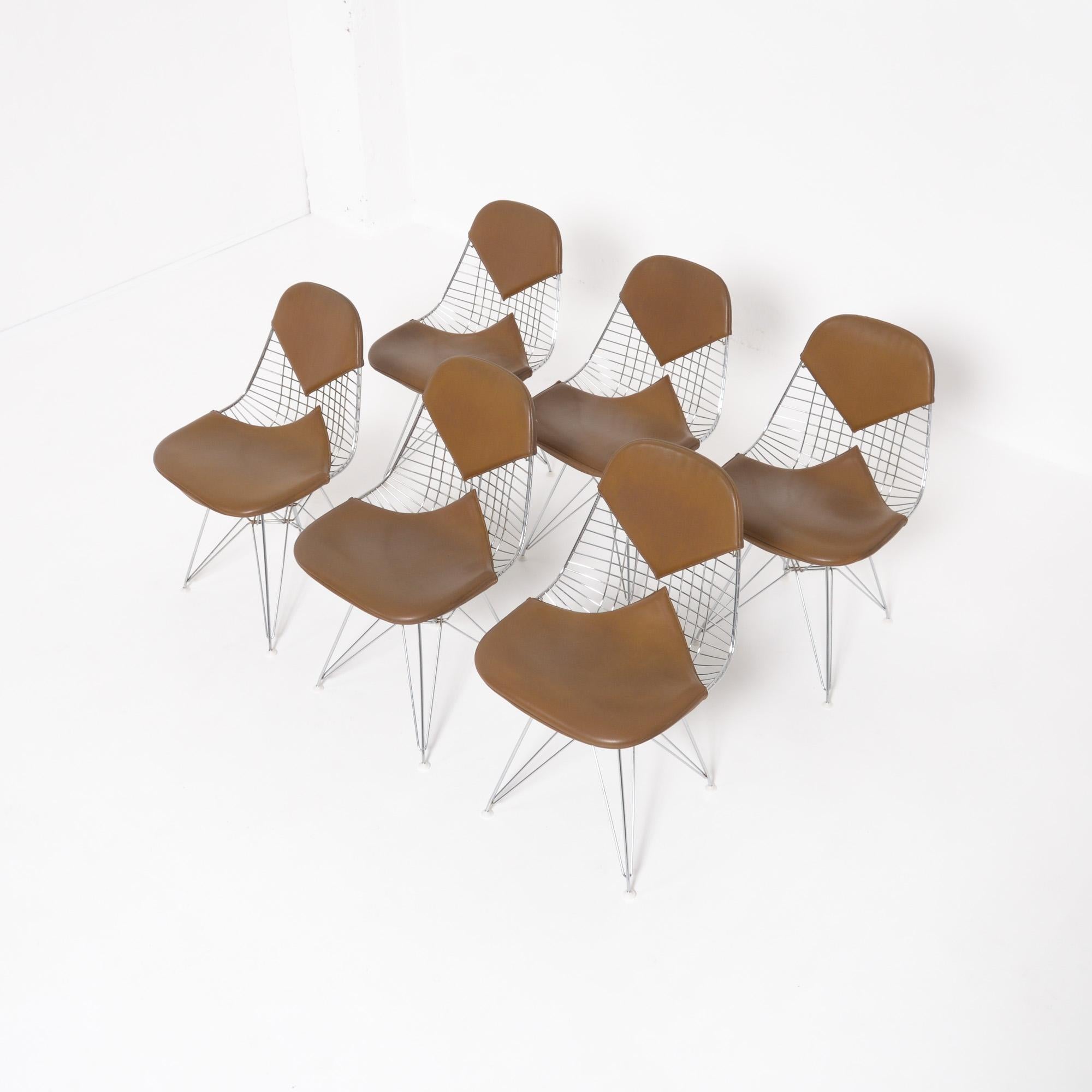We offer you a set of 6 DKR Bikini wire chairs, designed by Charles and Ray Eames for Herman Miller.
In 1951, Charles and Ray Eames met the challenge of making a reasonably priced, quality chair that was light yet strong. Their solution – the Eames