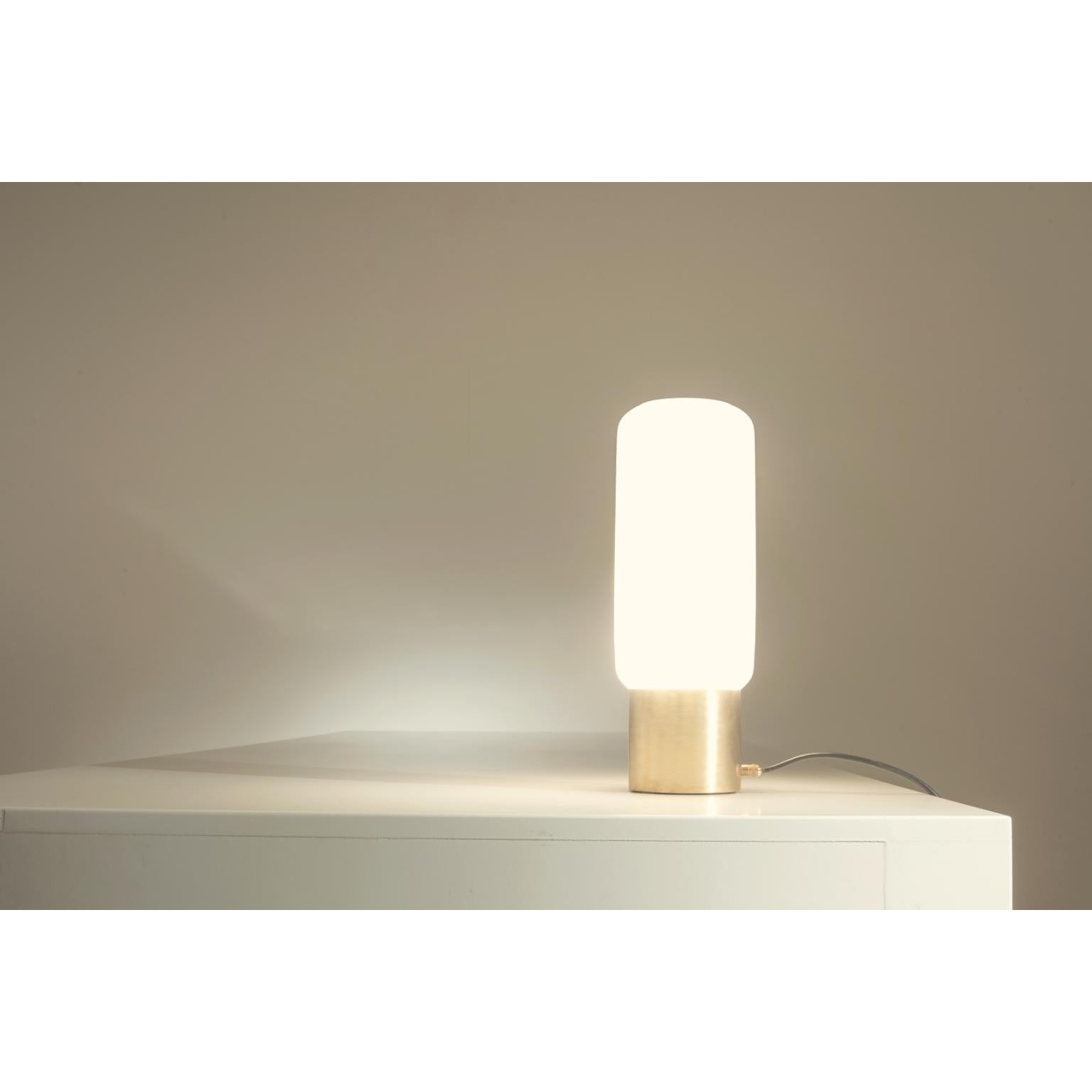 Lampada da tavolo DL200 in ottone satinato con diffusore in vetro bianco di Daluce
Dimensioni: Ø 13,8 x H. 38 cm. 
Materiali: Ottone e vetro.

Disponibile in diverse finiture: ottone satinato chiaro, ottone satinato medio e ottone satinato scuro.