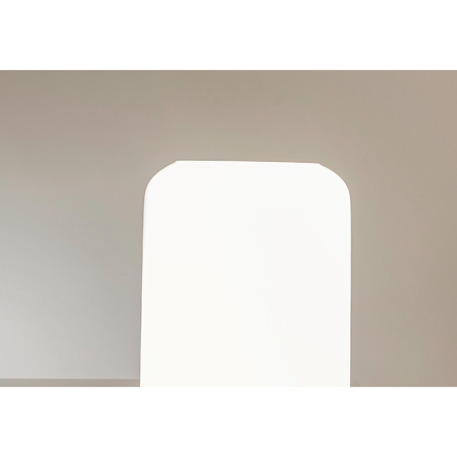 Postmoderno Lampada da tavolo DL200 in ottone satinato con diffusore in vetro bianco di Daluce in vendita