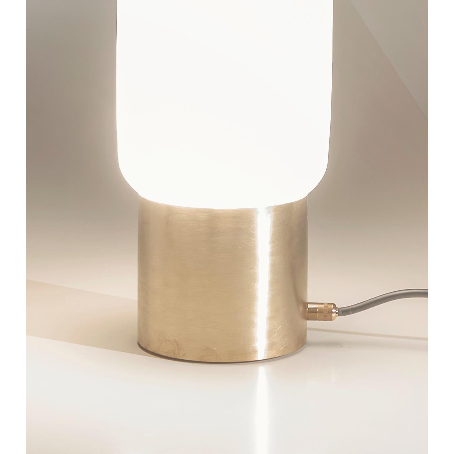 Italiano Lampada da tavolo DL200 in ottone satinato con diffusore in vetro bianco di Daluce in vendita