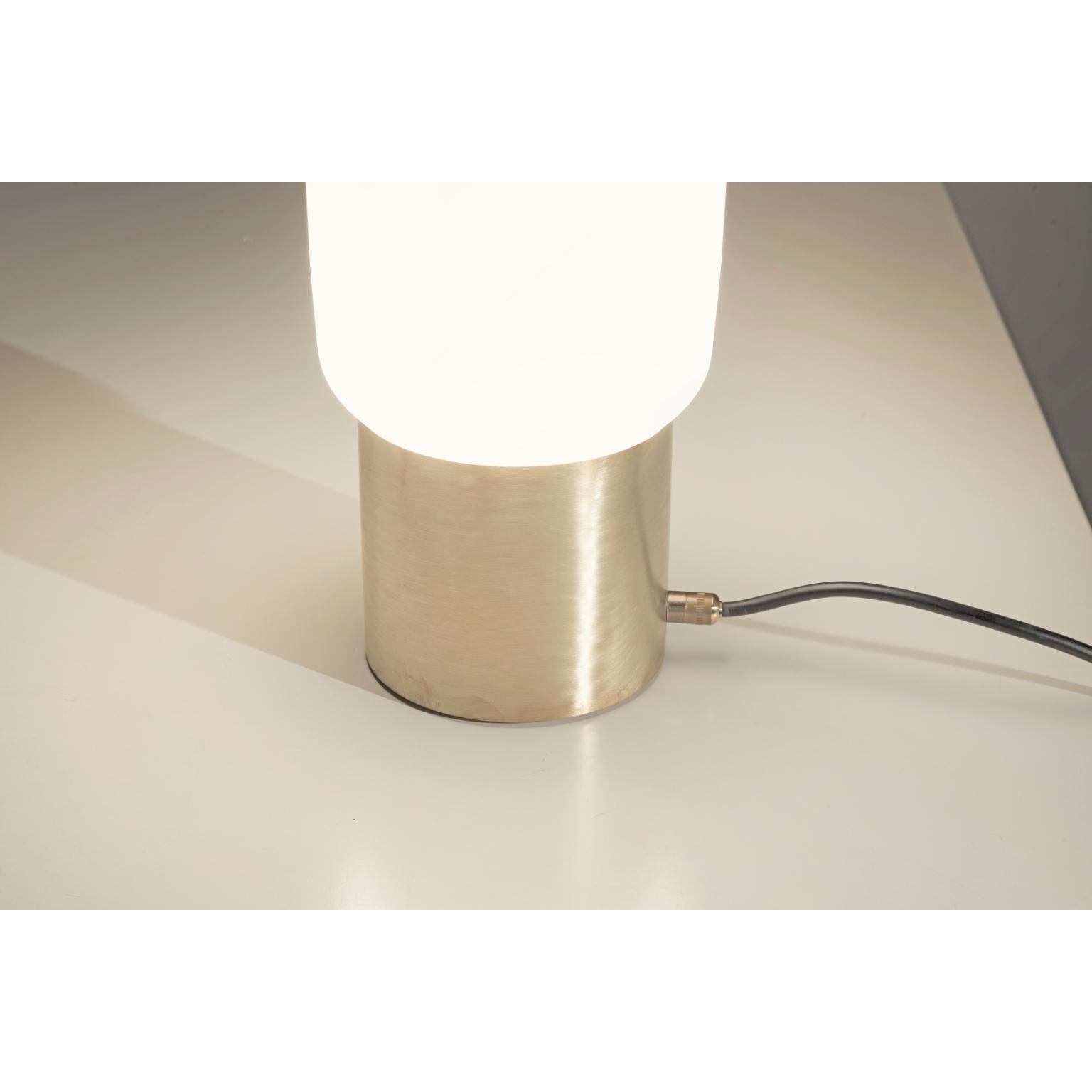 Altro Lampada da tavolo DL200 in ottone satinato con diffusore in vetro bianco di Daluce in vendita