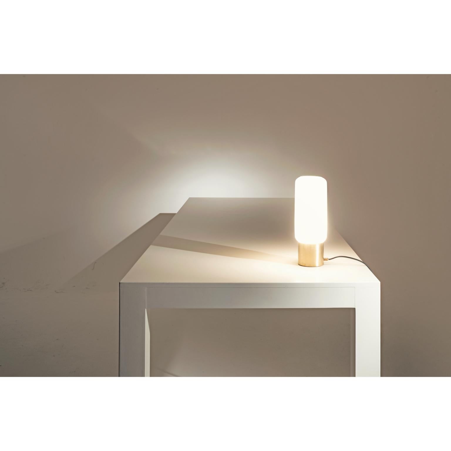 Lampada da tavolo DL200 in ottone satinato con diffusore in vetro bianco di Daluce In condizioni Nuovo in vendita a Geneve, CH