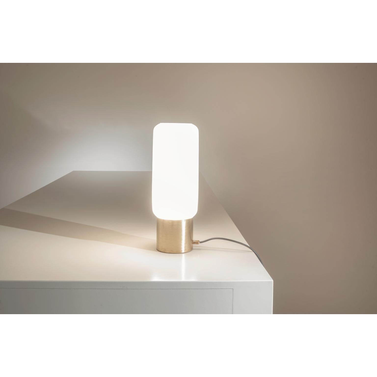 XXI secolo e contemporaneo Lampada da tavolo DL200 in ottone satinato con diffusore in vetro bianco di Daluce in vendita