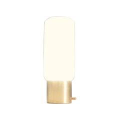 Lampada da tavolo DL200 in ottone satinato con diffusore in vetro bianco di Daluce