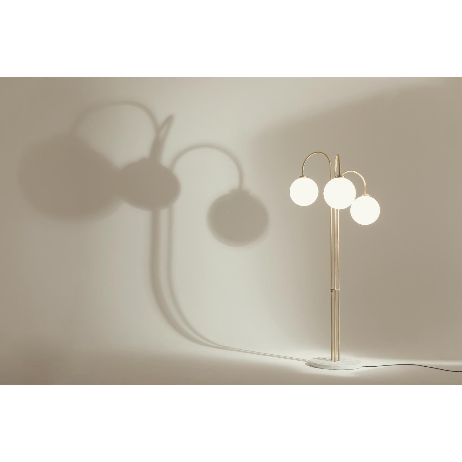DL330 Lámpara de pie de latón satinado, mármol blanco y cristal soplado by Daluce Siglo XXI y contemporáneo en venta