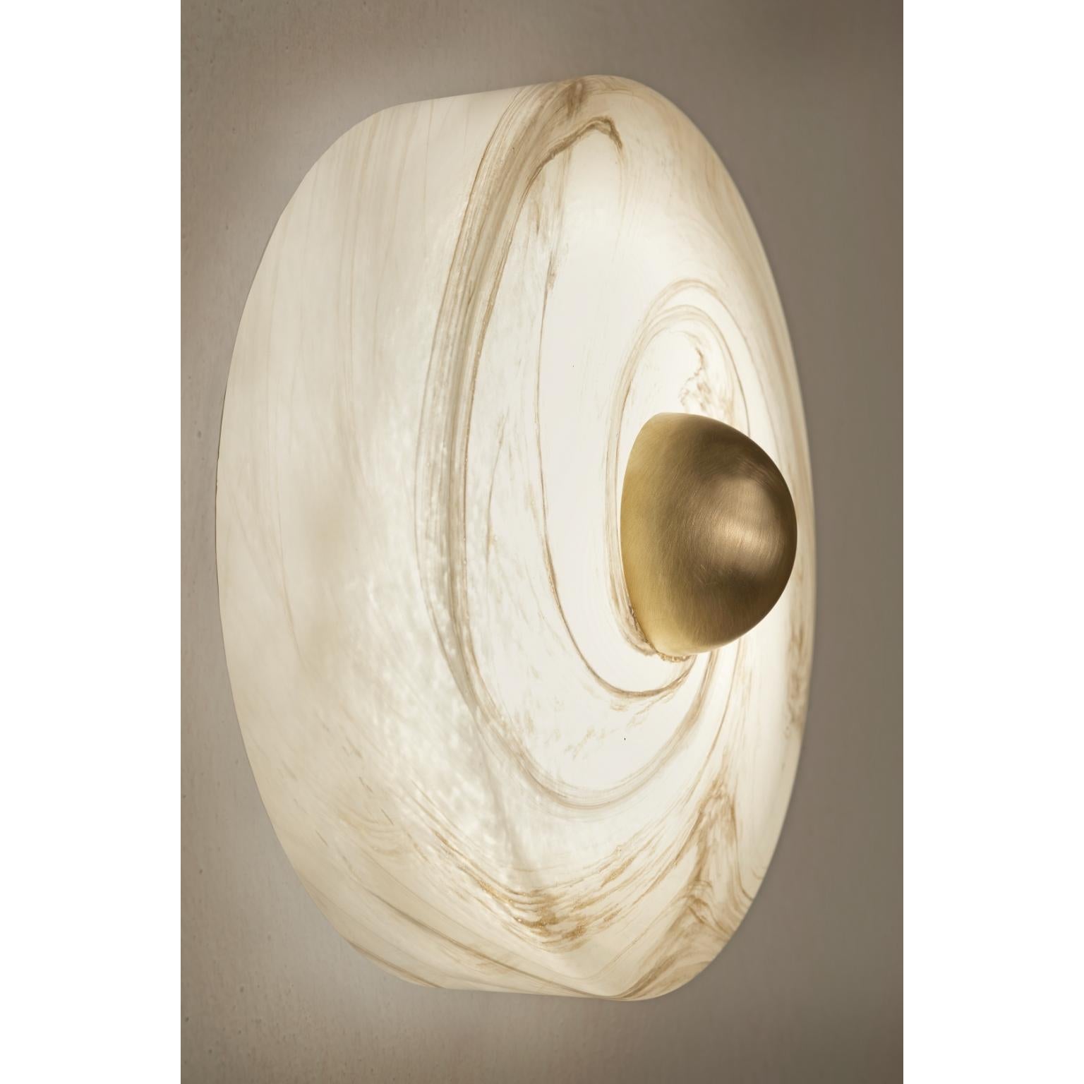 DL400 Lámpara de pared de cristal soplado, alabastro y latón satinado by Daluce
Dimensiones: D 12,12 x 31,5 x A 31,5 cm. 
Materiales: Latón, cristal y alabastro.

Disponible en diferentes opciones de acabado: latón bruñido satinado claro, latón