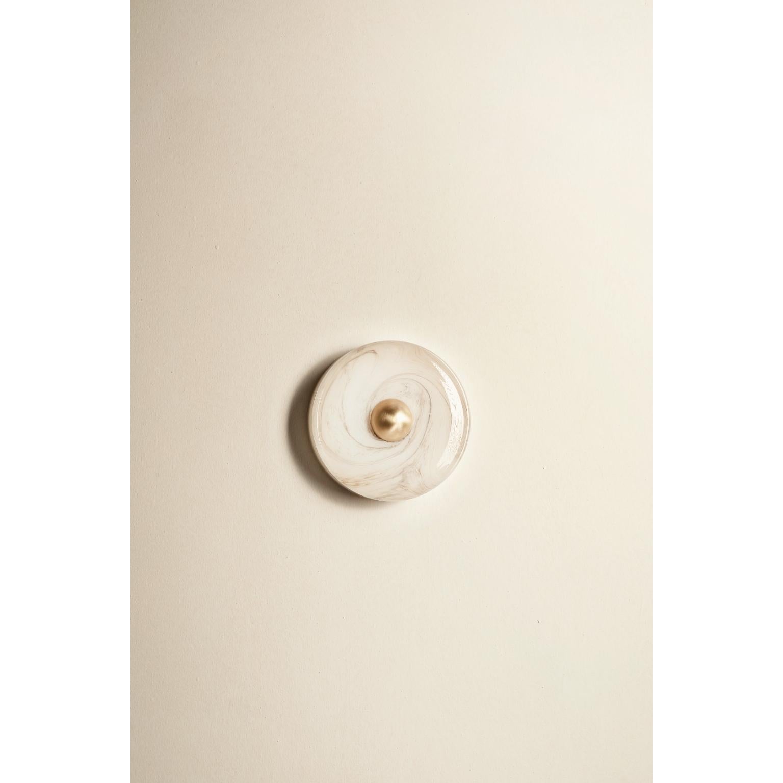 DL400 Lámpara de pared de cristal soplado, alabastro y latón satinado by Daluce en Nuevo estado para la venta en Geneve, CH