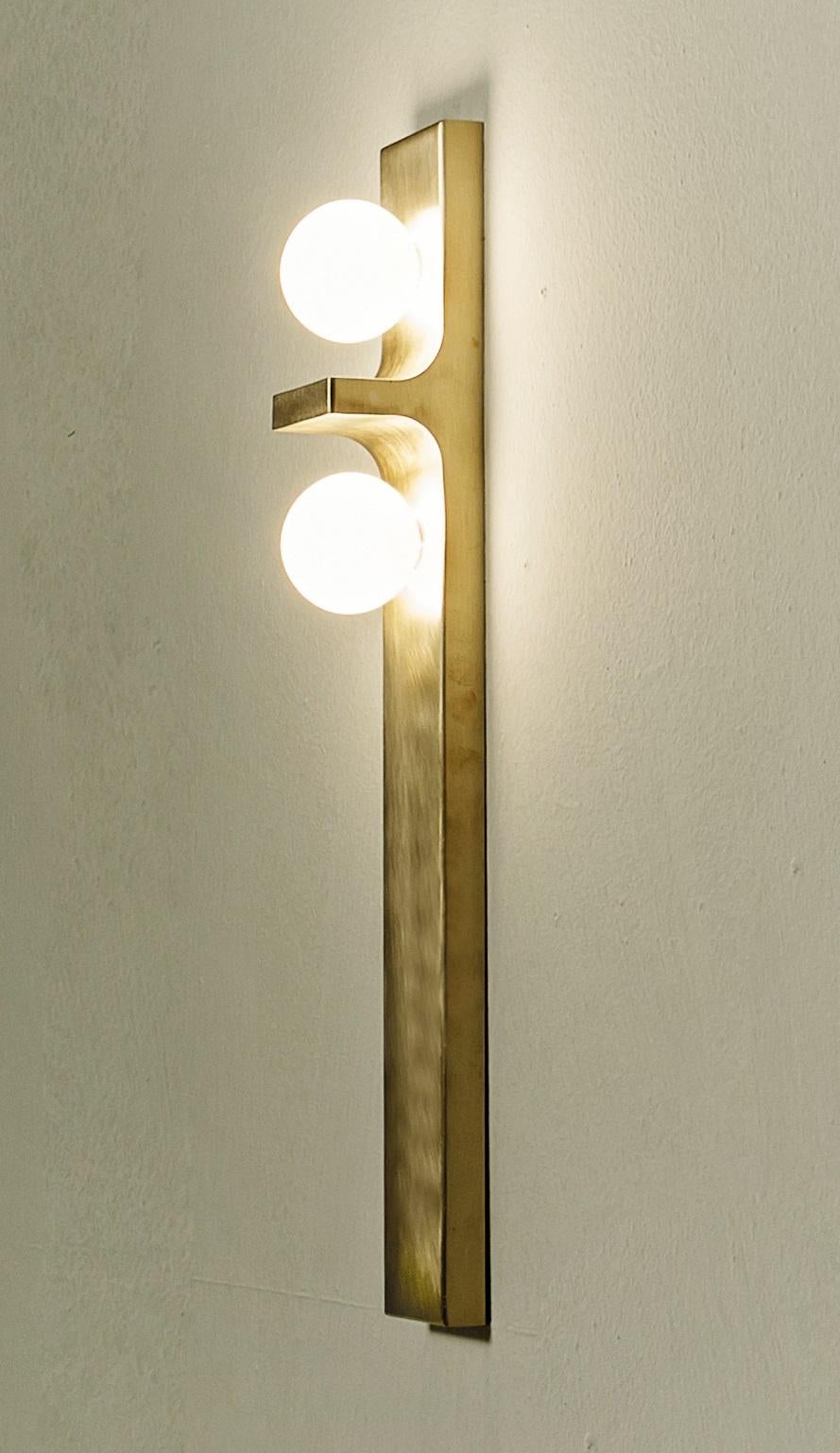 Lampada da parete DL440 in ottone satinato con due sfere in vetro soffiato di Daluce
Dimensioni: D 10,3 x 8,5 x H 65 cm. 
Materiali: Ottone e vetro.

Disponibile in diverse finiture: ottone satinato chiaro, ottone satinato medio e ottone satinato
