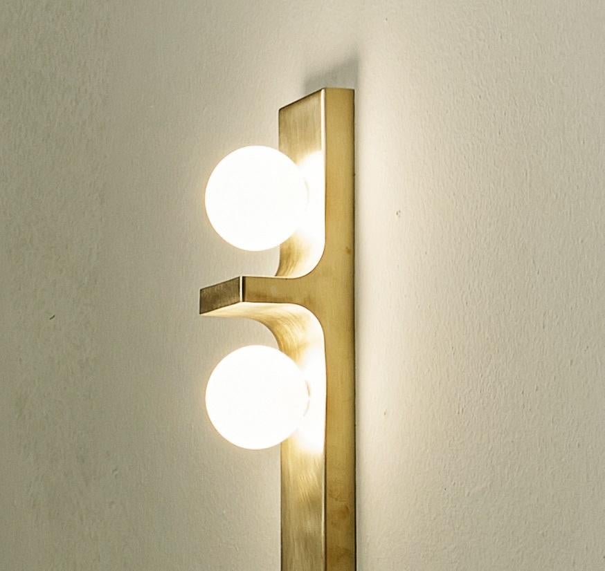 Postmoderno Lampada da parete DL440 in ottone satinato con due sfere in vetro soffiato di Daluce in vendita