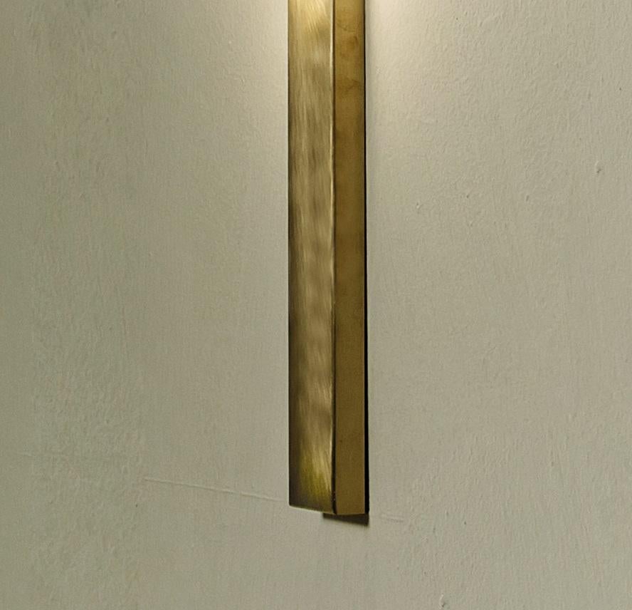 Italiano Lampada da parete DL440 in ottone satinato con due sfere in vetro soffiato di Daluce in vendita