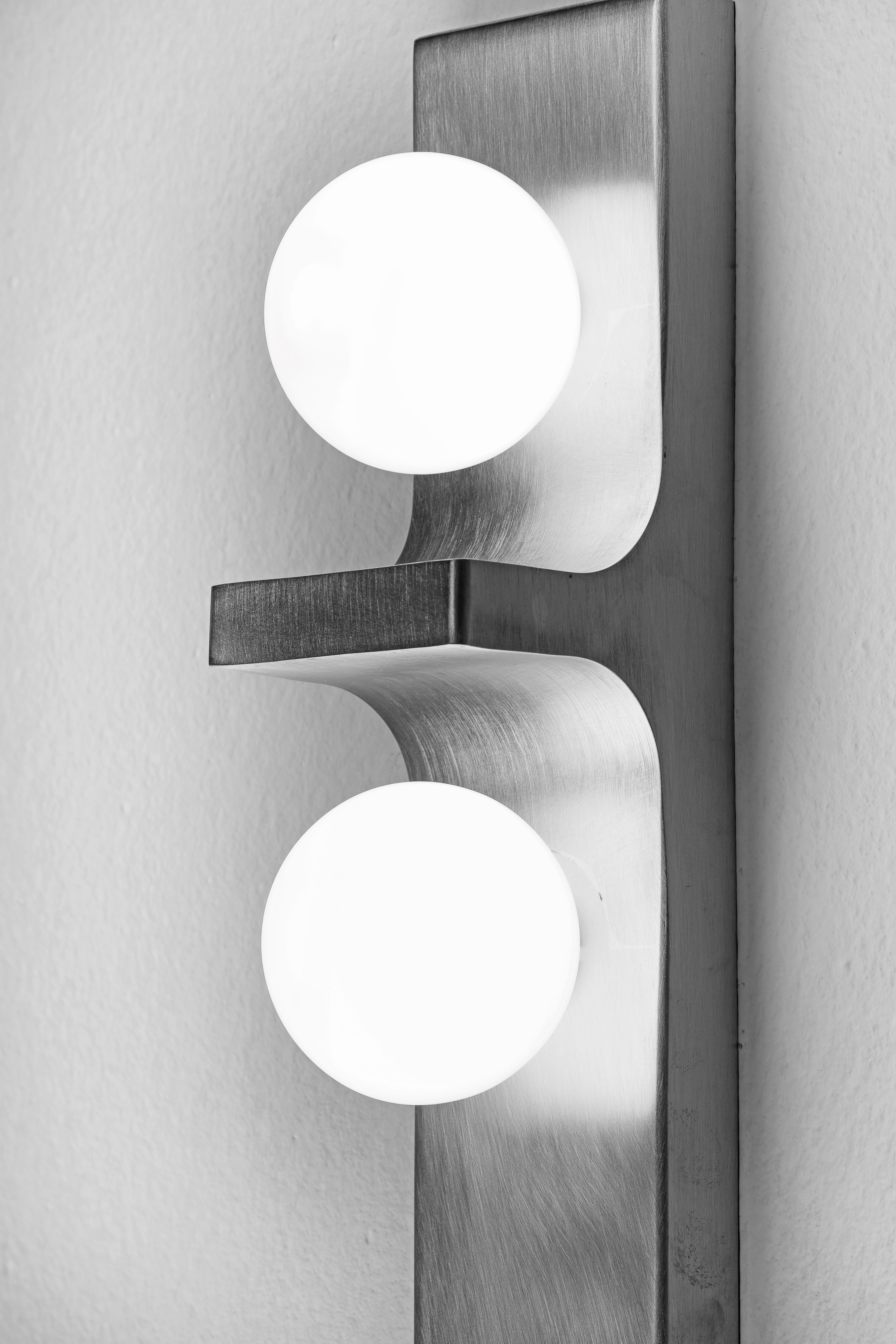 Altro Lampada da parete DL440 in ottone satinato con due sfere in vetro soffiato di Daluce in vendita