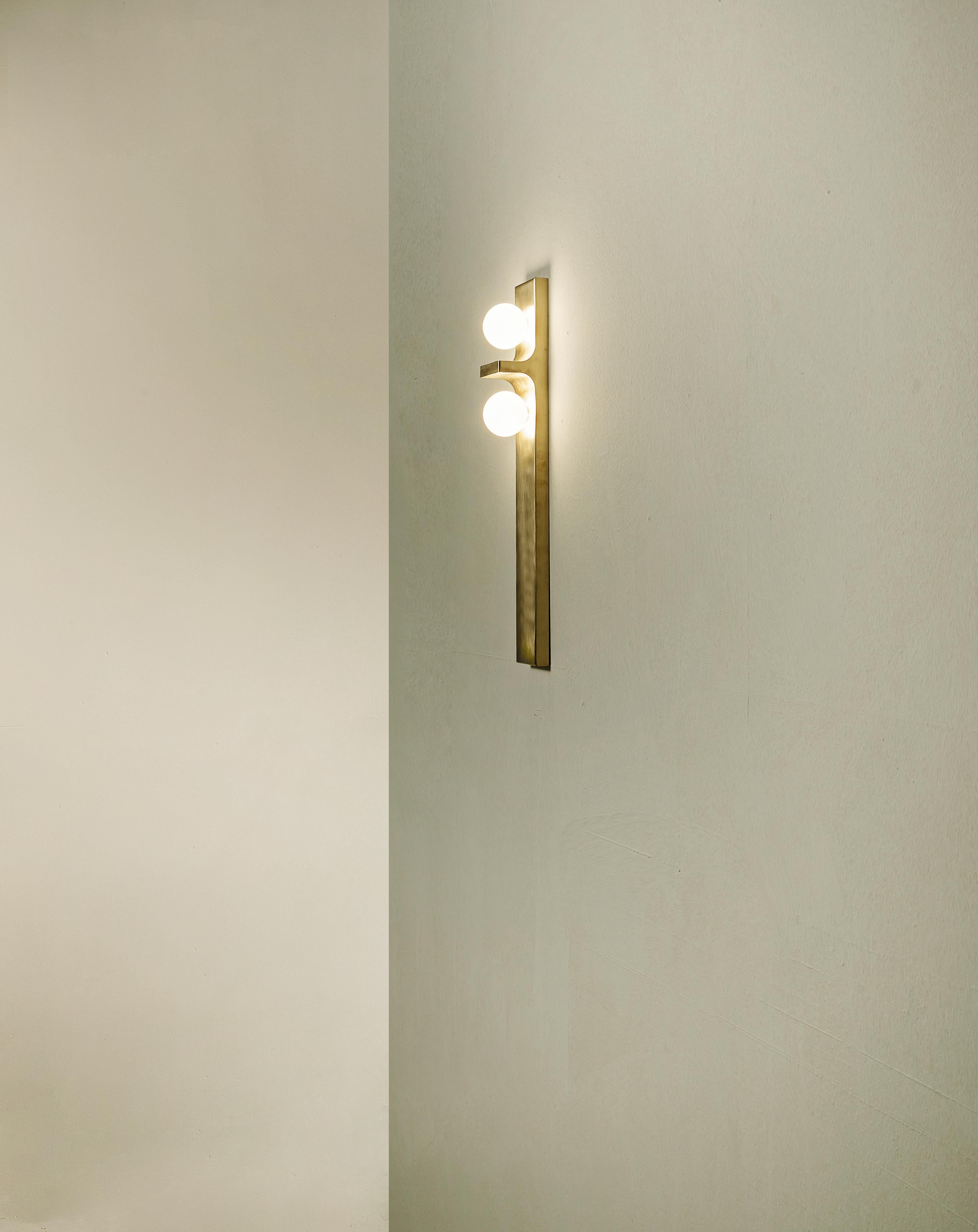 Lampada da parete DL440 in ottone satinato con due sfere in vetro soffiato di Daluce In condizioni Nuovo in vendita a Geneve, CH