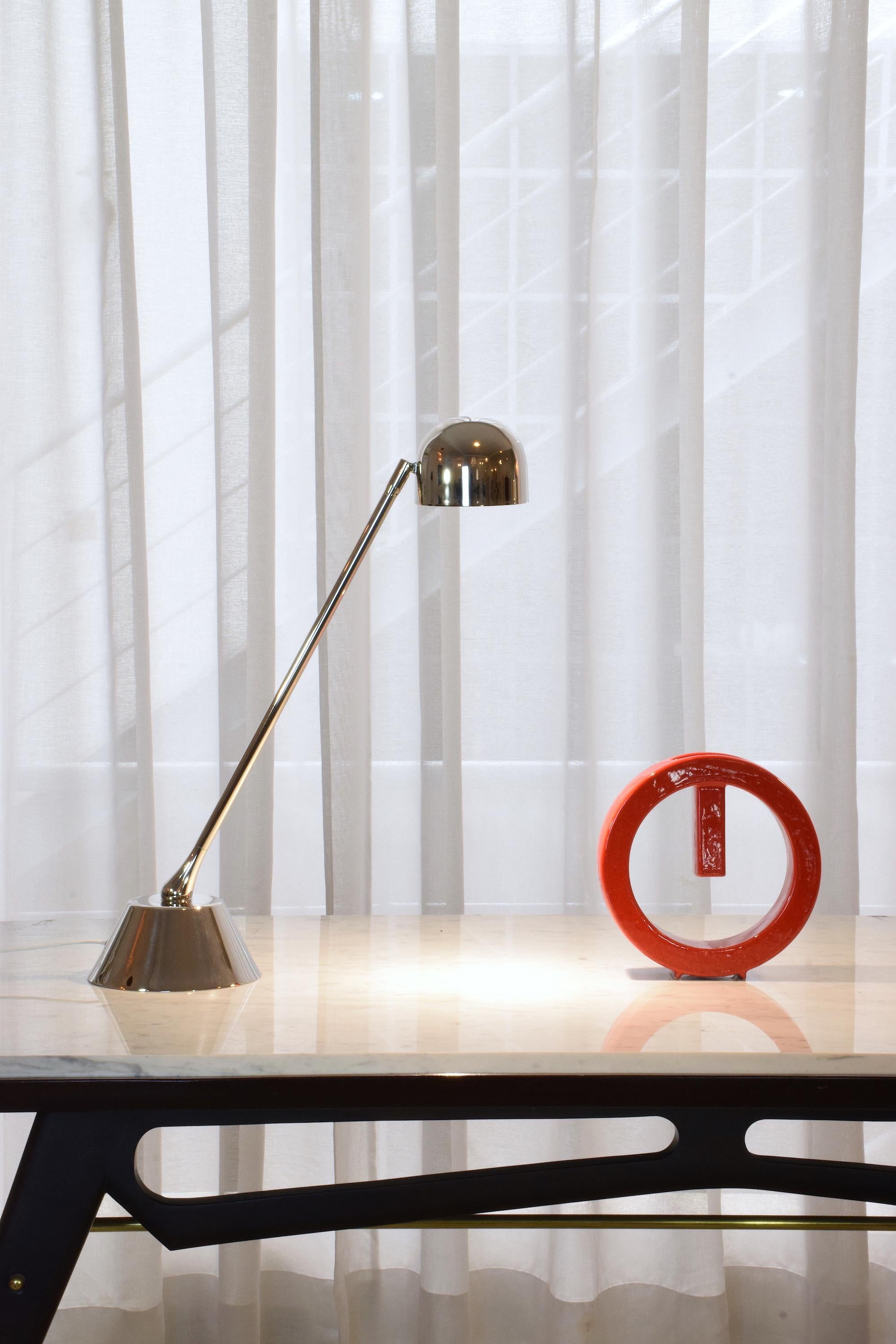 The D.Light T1 is a statement desk lamp designed and handcrafted in solid nickel-plated brass with a directional tubular stand and an adjustable spherical shade.

1 x 60 w Max G9
230 V Led integrated 
130 V Led 

This piece is professionally wired