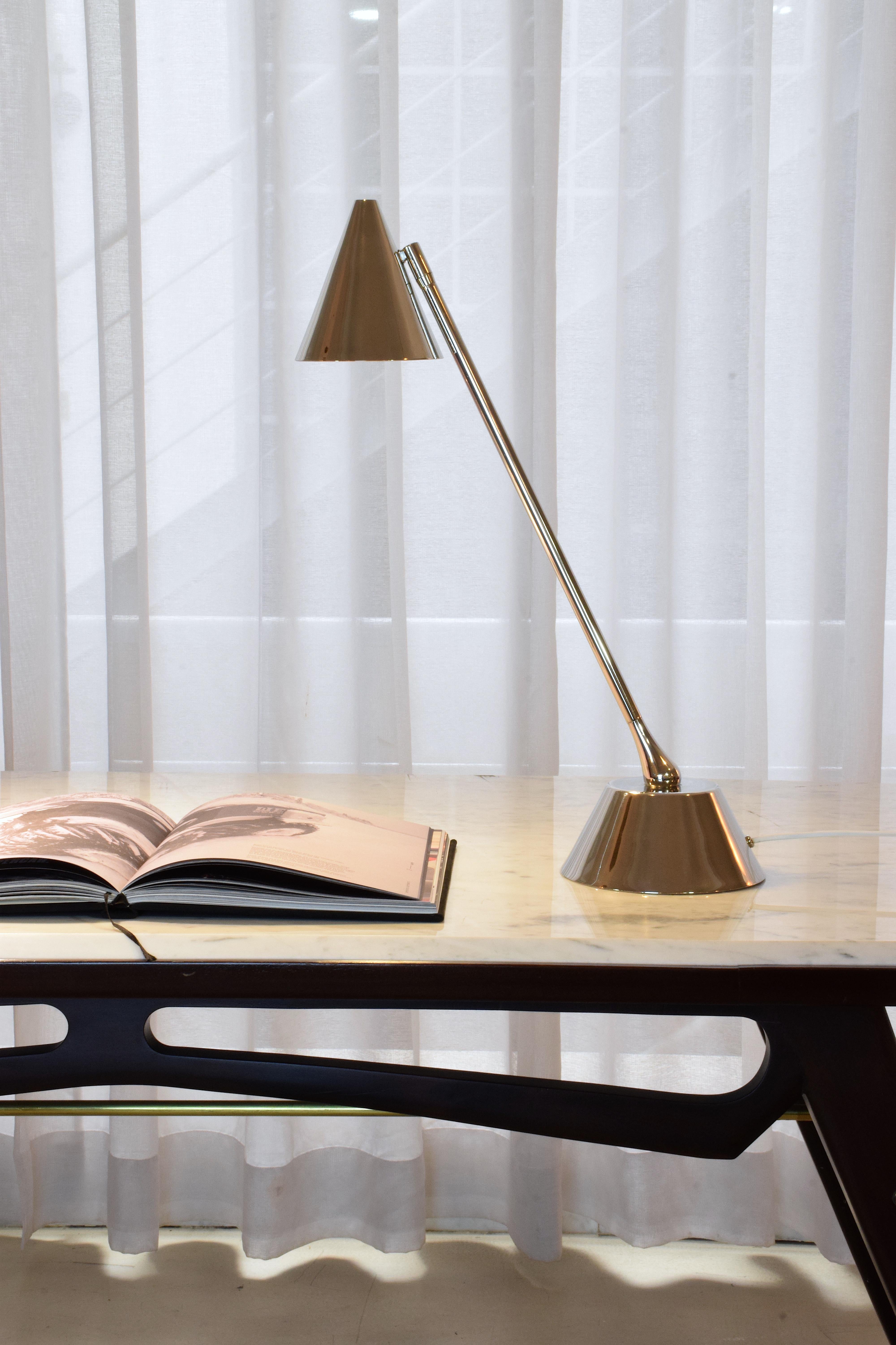 The De.Light T2 is a sophisticated table or desk lamp designed in solid nickel-plated brass with a directional tubular stand and an adjustable conic shade.

G9 - 7 w Max
110 V - 230 V LED 

This piece is professionally wired with the highest