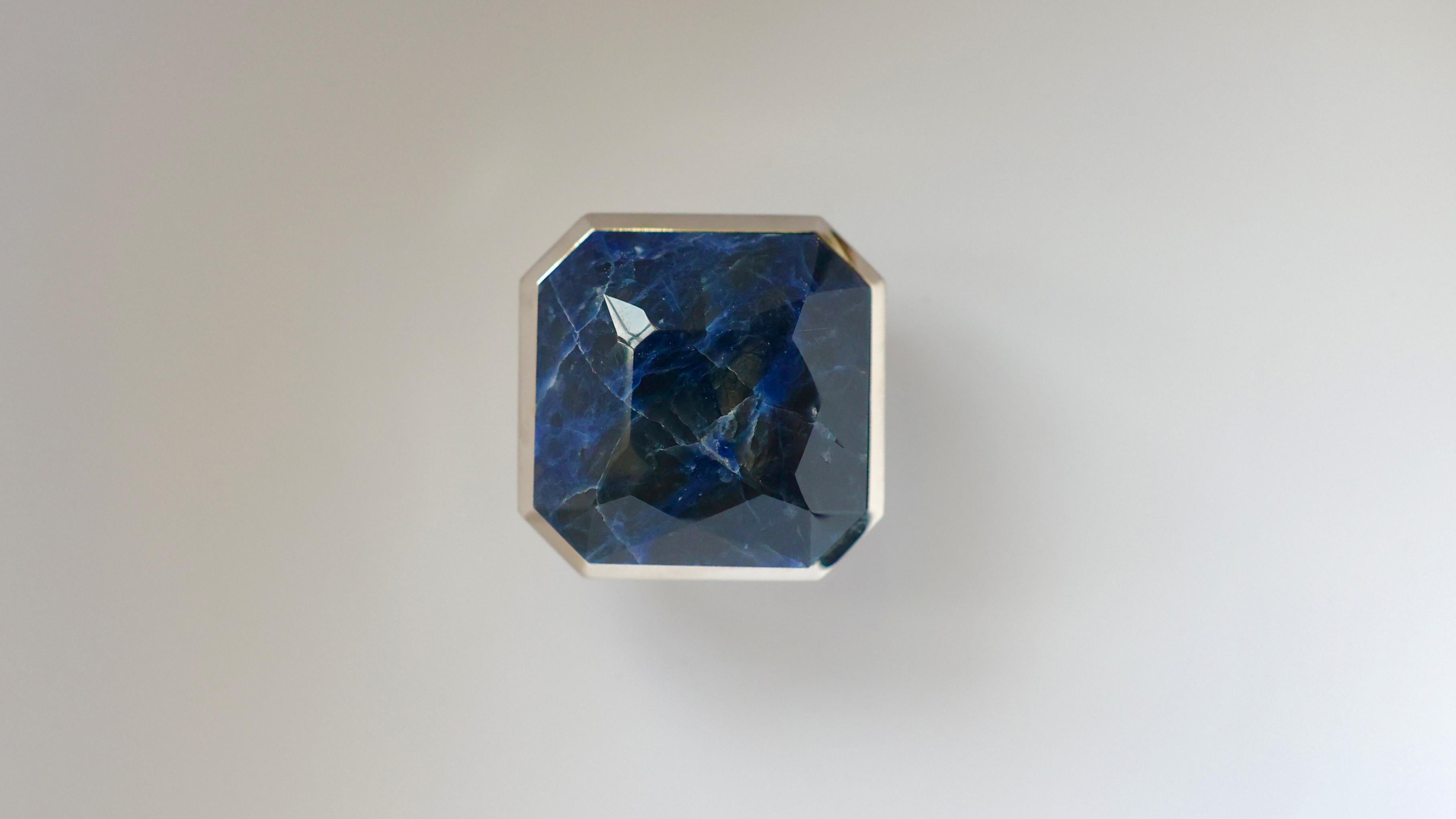 Boutons en Lapis Lazuli taillé en diamant avec décoration en laiton poli, créés par Phoenix 

Finition métallique et dimensions personnalisées sur demande.

