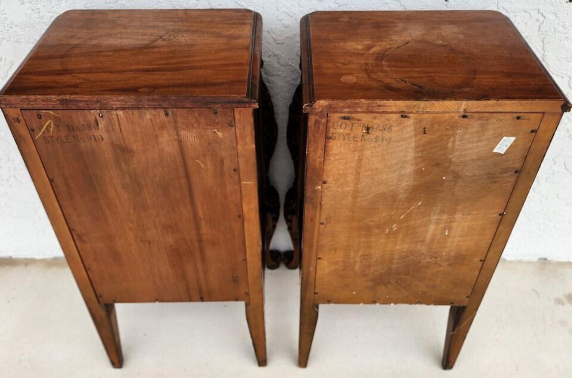 Paire de tables de chevet Louis XV françaises des années 1940 en vente 3