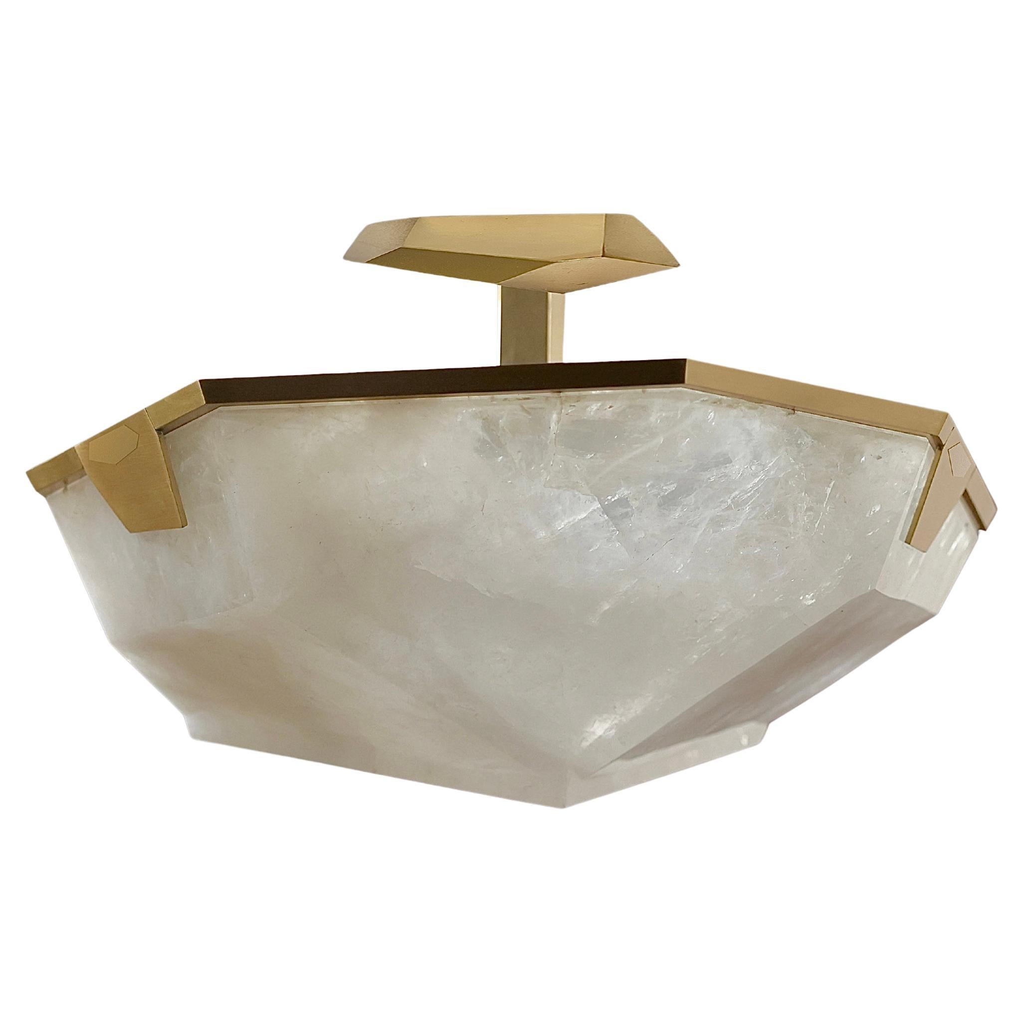 Fino semiplafón de cristal de roca tallado en forma de diamante con acabado de latón envejecido.Creado por Phoenix Gallery NYC.
Tamaño personalizado a petición.

 