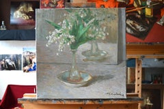 Ein Strauß Maiglöckchen und ein Spiegel