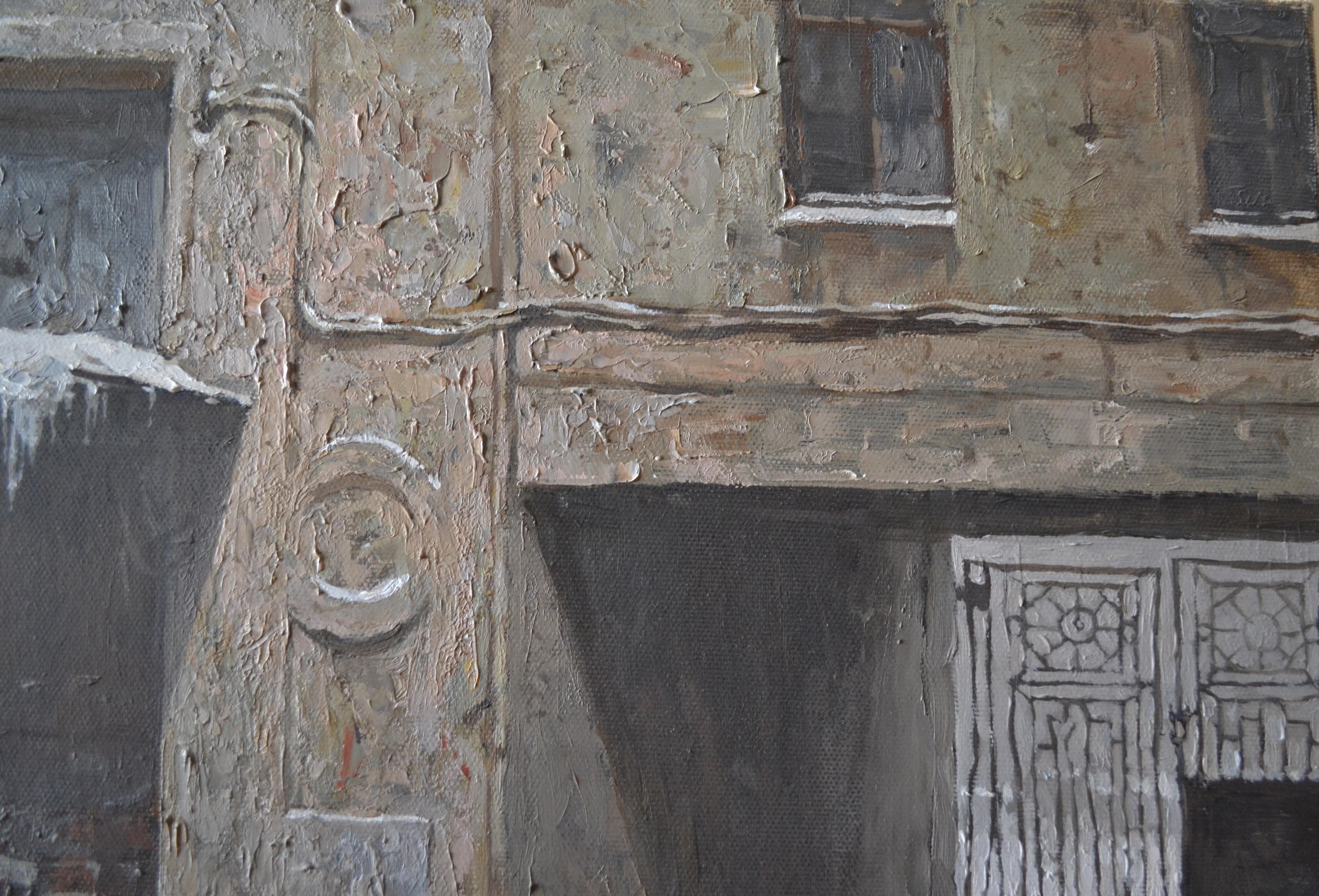 Le tableau représente une vieille cour de Saint-Pétersbourg en hiver. Il s'agit d'une cour-puits fermée, dont la sortie vers l'extérieur se fait par une arche sur la droite. Derrière les grilles de fer, on aperçoit au loin la Neva couverte de glace