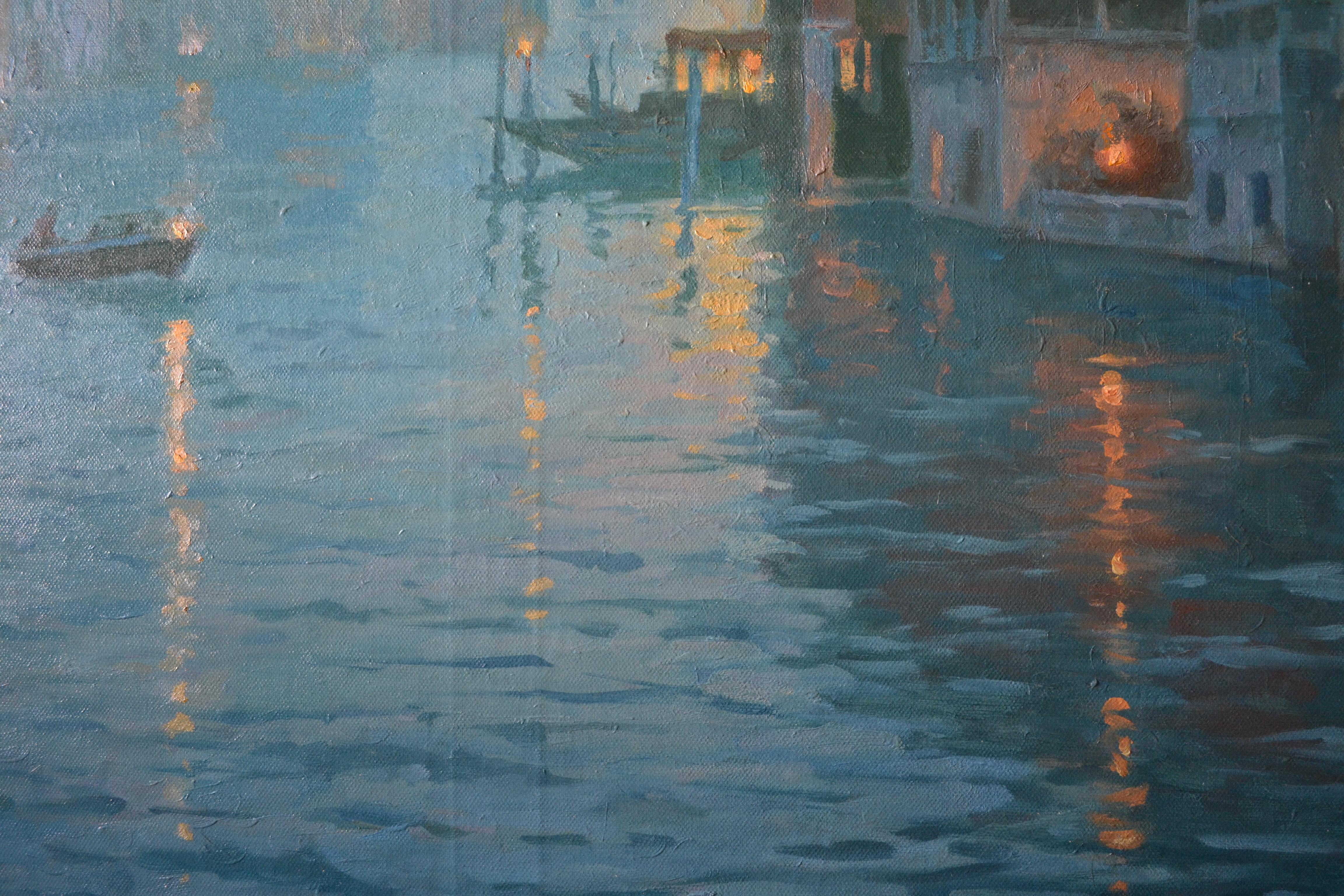 Frühmorgens auf dem Canal Grande in Venedig (Grau), Landscape Painting, von Dmitry Evtushenko