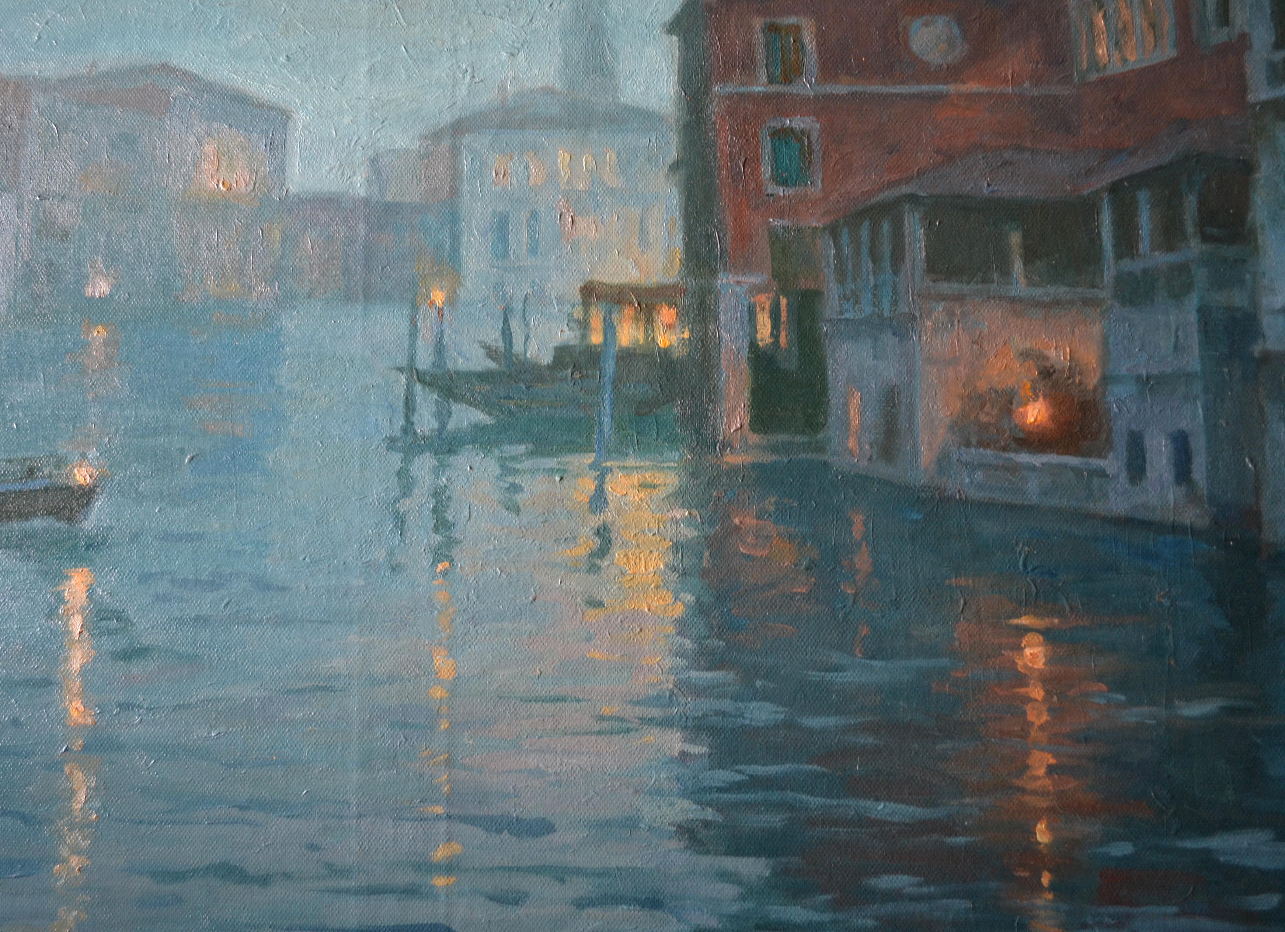 Das Gemälde zeigt eine frühe Stunde auf dem Canal Grande in Venedig. Es ist noch nicht dunkel, und das Motiv ist in einen nebligen türkisfarbenen Dunst getaucht. Die Umrisse der Gebäude am anderen Ufer lösen sich darin auf: die hintereinander