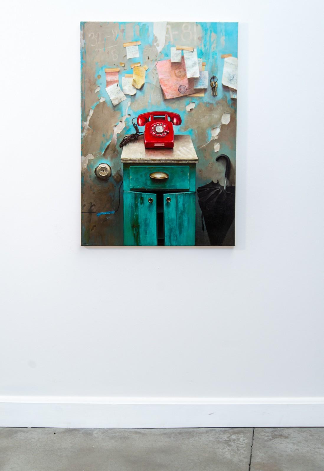 Red Phone – detailliert, realistisch, Interieur, ukrainisch, israelisch, Öl auf Leinwand – Painting von Dmitry Yuzefovich