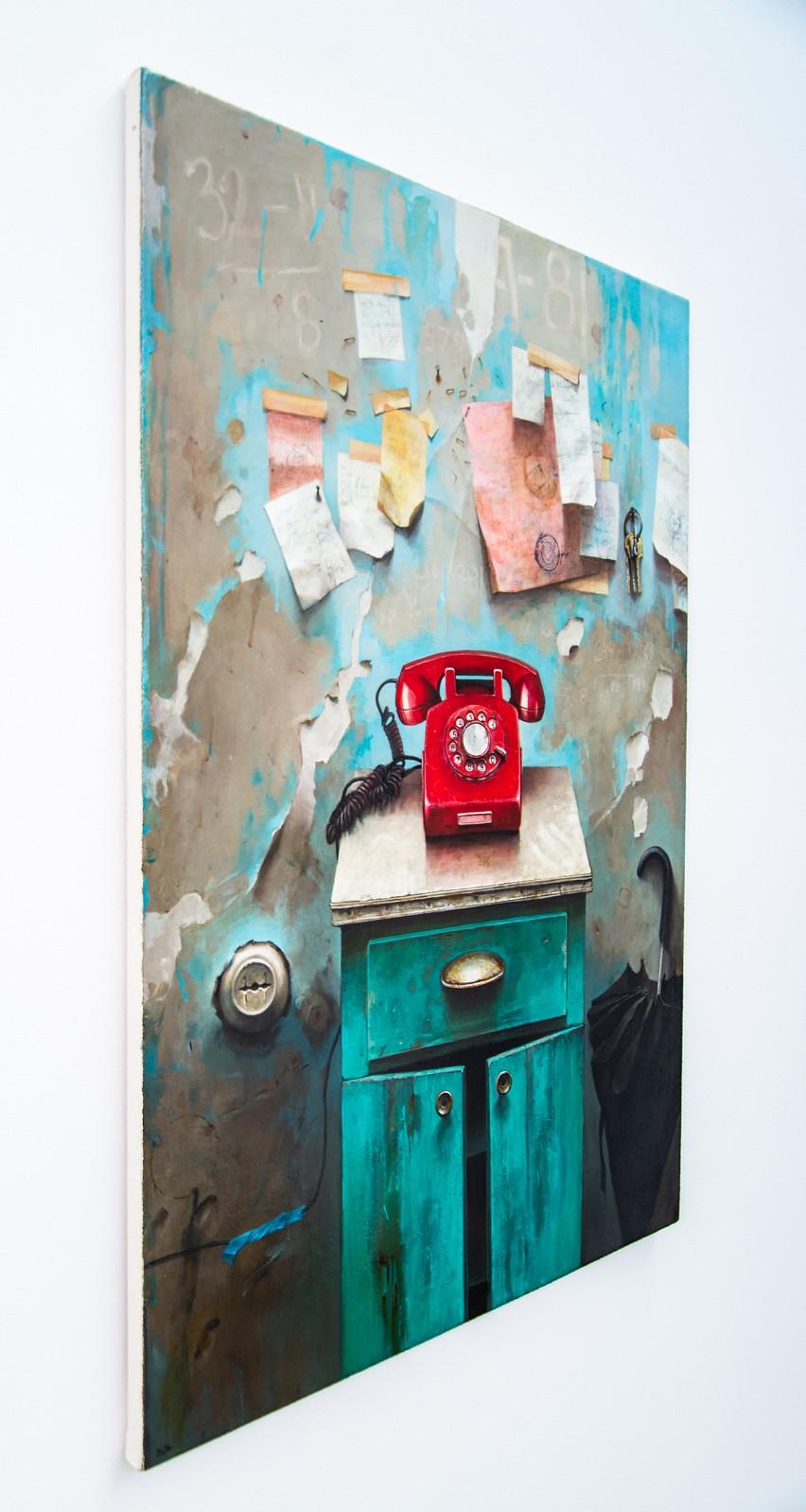 Red Phone – detailliert, realistisch, Interieur, ukrainisch, israelisch, Öl auf Leinwand (Zeitgenössisch), Painting, von Dmitry Yuzefovich